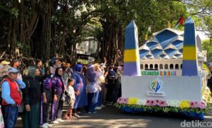 1761369151457-pawai-kendaraan-hias-dalam-rangka-hut-ke-214-kota-bandung_169