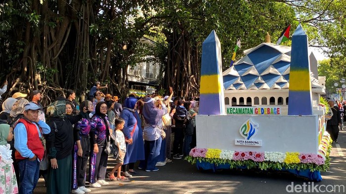 1761369151457-pawai-kendaraan-hias-dalam-rangka-hut-ke-214-kota-bandung_169