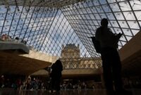 1761369167803-potret-museum-louvre-kembali-dibuka-usai-pencurian-perhiasan-bernilai-fantastis-1761199897131_169