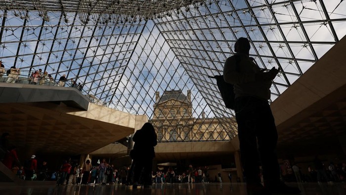 1761369167803-potret-museum-louvre-kembali-dibuka-usai-pencurian-perhiasan-bernilai-fantastis-1761199897131_169