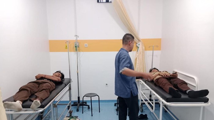 1761369306912-siswa-luragung-kuningan-saat-mengalami-keracunan-1761283197648_169