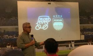 1761390759857-wali-kota-bandung-muhammad-farhan-saat-launching-jalan-jalan-sambil-mengenal-persib-bersama-bandros-di-graha-persib-jalan-sula-1761374001948_169