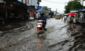 1761390835381-kondisi-kawasan-pasar-panorama-lembang-yang-banjir-usai-hujan-deras-1761370988325_169
