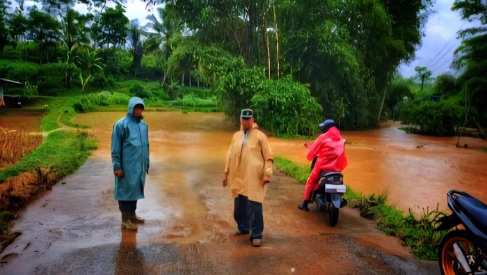 1761390889104-banjir-di-sukabumi-1761370564329_169