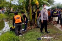 1761412603266-polisi-melakukannya-evakuasi-mayat-mengambang-di-kali-gempol-indramayu-1761396664396_169
