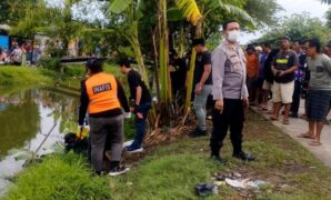 1761412603266-polisi-melakukannya-evakuasi-mayat-mengambang-di-kali-gempol-indramayu-1761396664396_169