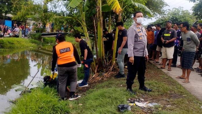 1761412603266-polisi-melakukannya-evakuasi-mayat-mengambang-di-kali-gempol-indramayu-1761396664396_169