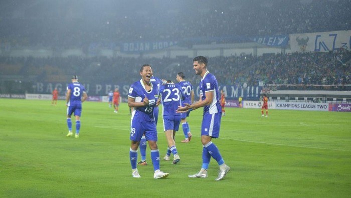 1761455818824-adam-alis-melakukan-selebrasi-usai-cetak-gol-ke-gawang-selangor-fc-1761269852541_169