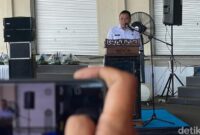 1761477160811-direktur-jenderal-perikanan-tangkap-djpt-kkp-lotharia-latif-saat-meninjau-aktivitas-di-pelabuhan-perikanan-nusantara-ppn-kejaw-1761459919721_169