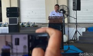 1761477160811-direktur-jenderal-perikanan-tangkap-djpt-kkp-lotharia-latif-saat-meninjau-aktivitas-di-pelabuhan-perikanan-nusantara-ppn-kejaw-1761459919721_169