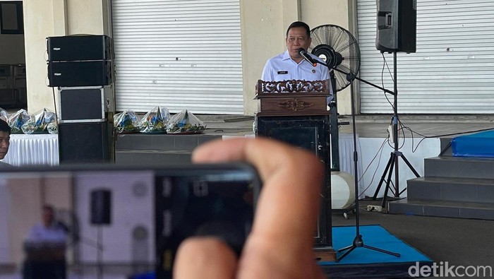 1761477160811-direktur-jenderal-perikanan-tangkap-djpt-kkp-lotharia-latif-saat-meninjau-aktivitas-di-pelabuhan-perikanan-nusantara-ppn-kejaw-1761459919721_169