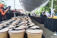 1761477193630-sajian-2417-porsi-ketupat-tanjung-pecahkan-rekor-muri-1761459726455_169