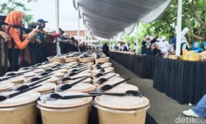 1761477193630-sajian-2417-porsi-ketupat-tanjung-pecahkan-rekor-muri-1761459726455_169