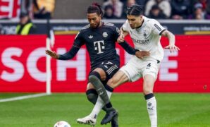 1761477236764-kevin-diks-michael-olise-borussia-moenchengladbach-vs-bayern-munich-bundesliga-liga-jerman-1761432380623_169