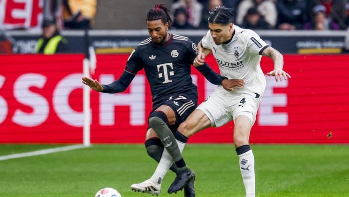 1761477236764-kevin-diks-michael-olise-borussia-moenchengladbach-vs-bayern-munich-bundesliga-liga-jerman-1761432380623_169