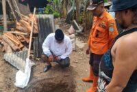 1761477258204-petugas-bpbd-ciamis-meninjau-dan-melakukan-asesmen-di-lokasi-lubang-3-meter-yang-mendadak-muncul-1761194049871_169