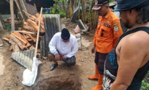 1761477258204-petugas-bpbd-ciamis-meninjau-dan-melakukan-asesmen-di-lokasi-lubang-3-meter-yang-mendadak-muncul-1761194049871_169