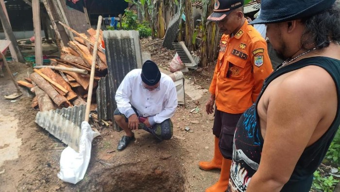 1761477258204-petugas-bpbd-ciamis-meninjau-dan-melakukan-asesmen-di-lokasi-lubang-3-meter-yang-mendadak-muncul-1761194049871_169
