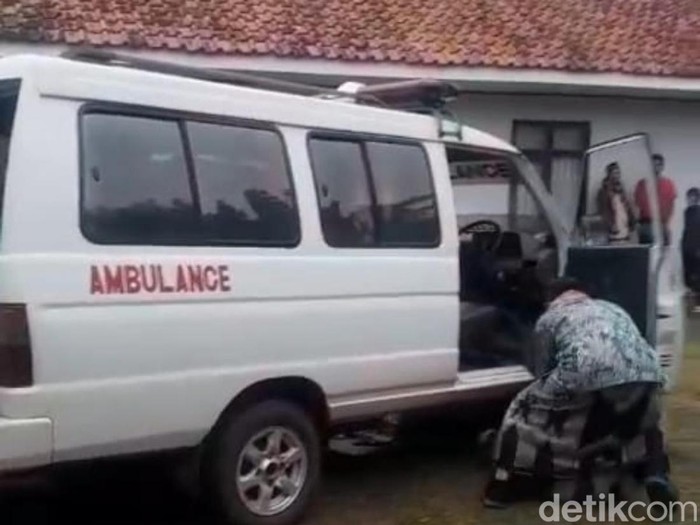1761477290340-beredar-di-medsos-seorang-sopir-ambulans-meninggal-dunia-sesaat-setelah-mengantar-jenazah-di-panjalu-ciamis-1761455862253_43