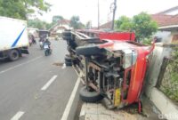 1761542095797-truk-terguling-di-tikungan-saripohatji-ciamis-1761533083769_169