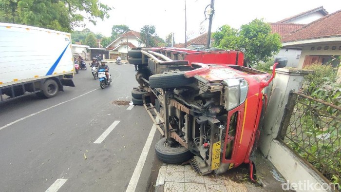 1761542095797-truk-terguling-di-tikungan-saripohatji-ciamis-1761533083769_169