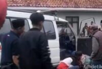 1761542128111-beredar-di-medsos-seorang-sopir-ambulans-meninggal-dunia-sesaat-setelah-mengantar-jenazah-di-panjalu-ciamis-1761455862332_169