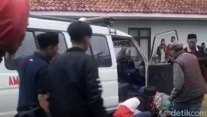 1761542128111-beredar-di-medsos-seorang-sopir-ambulans-meninggal-dunia-sesaat-setelah-mengantar-jenazah-di-panjalu-ciamis-1761455862332_169
