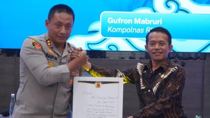 1761542166104-kapolres-tasikmalaya-akbp-m-faruk-rozi-bersama-anggota-kompolnas-1761528640595_169