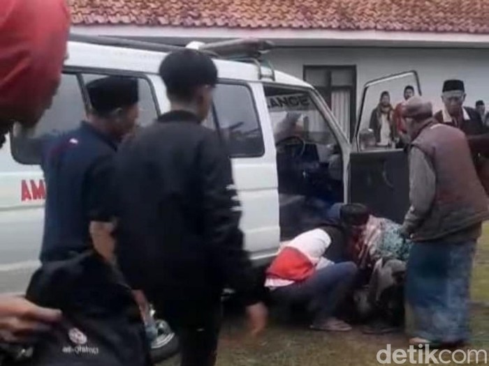 1761542193078-beredar-di-medsos-seorang-sopir-ambulans-meninggal-dunia-sesaat-setelah-mengantar-jenazah-di-panjalu-ciamis-1761455862332_43