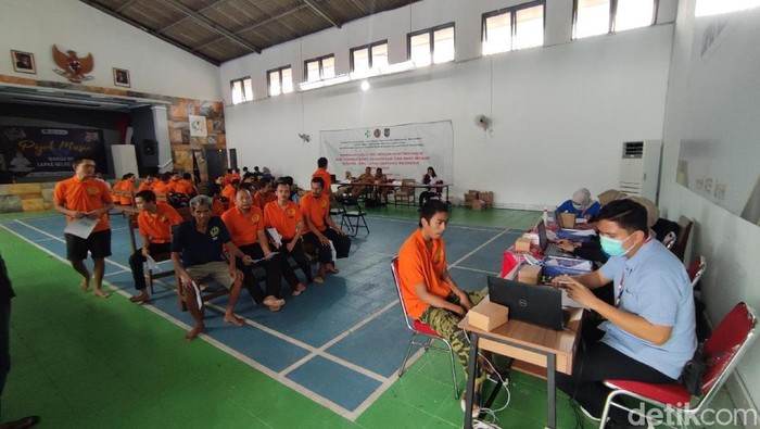 1761563558347-warga-binaan-lapas-ciamis-menjalani-pemeriksaan-atau-skrining-penyakit-tbc-1761545422070_169