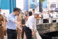 1761563569223-bupati-bandung-dadang-supriatna-saat-melakukan-inspeksi-mendadak-sidak-ke-jalan-kopo-sayati-kecamatan-margahayu-kabupaten-band-1761562467205_169
