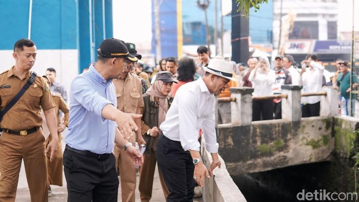 1761563569223-bupati-bandung-dadang-supriatna-saat-melakukan-inspeksi-mendadak-sidak-ke-jalan-kopo-sayati-kecamatan-margahayu-kabupaten-band-1761562467205_169