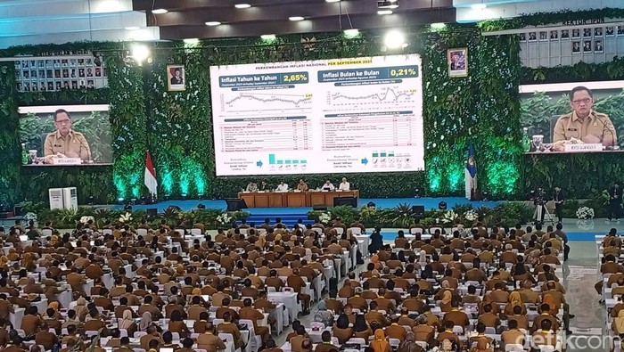 1761563640109-mendagri-tito-karnavian-saat-memimpin-rakor-bersama-dengan-sekda-dan-bappeda-seluruh-indonesia-di-kampus-ipdn-1761553328306_169