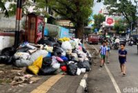 1761563650909-penampakan-sampah-di-jalan-cihampelas-bandung-1761288591497_169