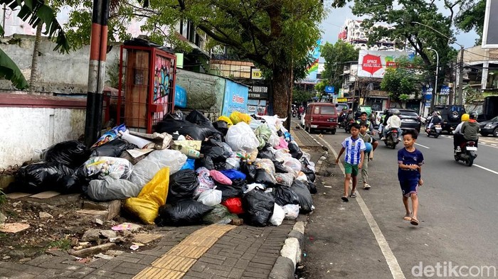 1761563650909-penampakan-sampah-di-jalan-cihampelas-bandung-1761288591497_169