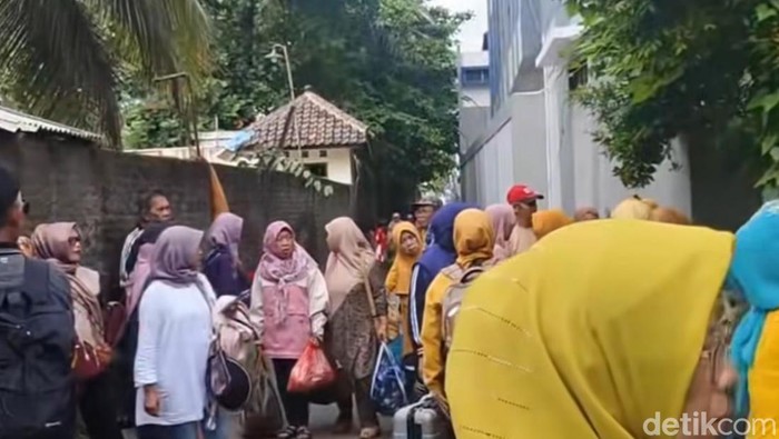 1761563737905-tangkapan-layar-wisatawan-yang-terlantar-di-pangandaran-1761539752625_169