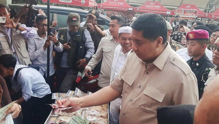 1761585274827-menteri-perumahan-dan-kawasan-permukiman-maruarar-sirait-saat-berbelanja-jajanan-umkm-di-plaza-pemda-karawang-1761575107444_169
