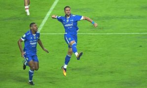 1761585323541-luciano-guaycochea-merayakan-gol-ke-gawang-persis-solo-1761572794407_169