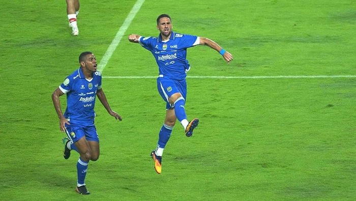 1761585323541-luciano-guaycochea-merayakan-gol-ke-gawang-persis-solo-1761572794407_169