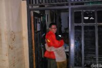 1761585339750-dudun-jaket-oranye-menangis-melihat-seluruh-barang-di-dalam-rumahnya-porak-poranda-dihantam-banjir-bandang-1761571663907_169