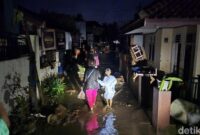 1761585356113-banjir-di-sukabumi-1761570521191_169