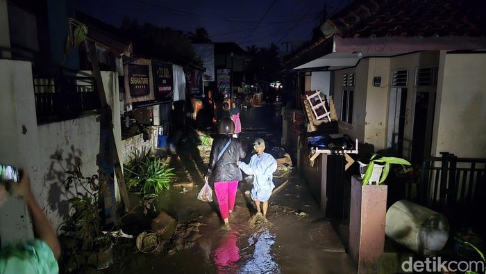 1761585356113-banjir-di-sukabumi-1761570521191_169