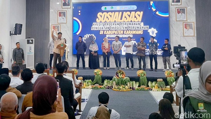 1761585366825-menteri-pkp-maruarar-sirait-saat-kunjungan-di-kompleks-pemda-karawang-1761569724855_169