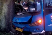 1761585421159-bus-damri-di-bandung-tabrak-pohon-1761566495104_169
