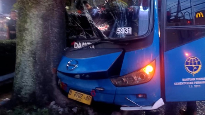 1761585421159-bus-damri-di-bandung-tabrak-pohon-1761566495104_169