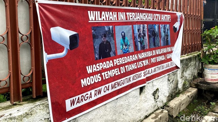 1761628351946-penampakan-spanduk-pengendara-yang-buang-sampah-sembarangan-di-bandung-1761624276059_169