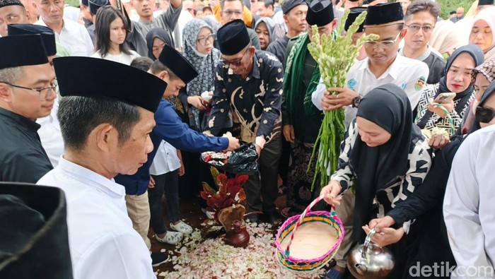 1761628357668-prosesi-pemakaman-istri-bupati-purwakarta-dini-yuliani-1761626047517_169
