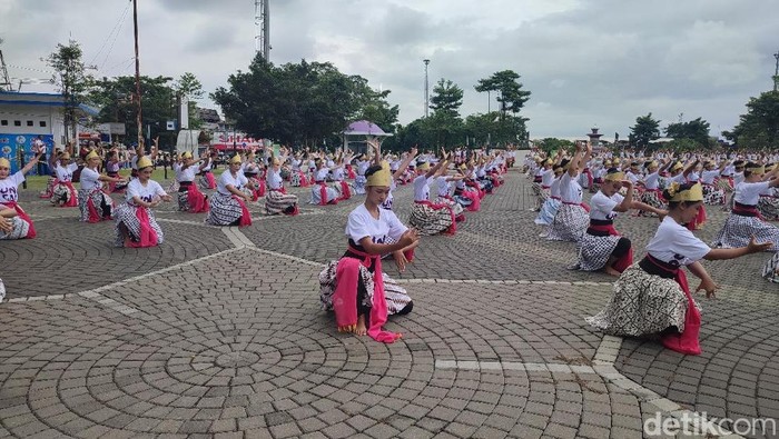 1761628432019-tari-kolosal-jaipong-galuh-rahayu-meriahkan-hari-sumpah-pemuda-di-ciamis-1761625454301_169