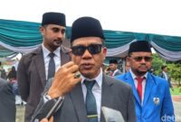 1761628474858-bupati-bandung-dadang-supriatna-saat-wawancara-bersama-awak-media-usai-upacara-peringatan-sumpah-pemuda-di-lapangan-upakarti-s-1761623853010_169