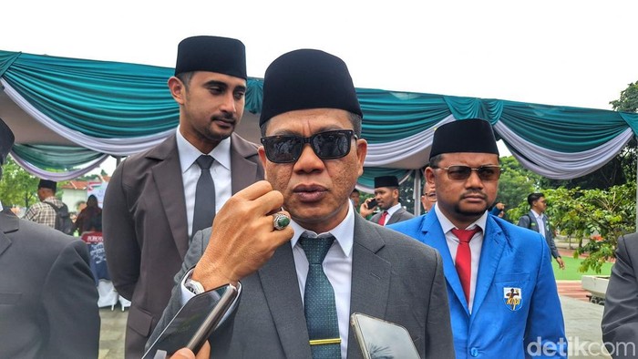 1761628474858-bupati-bandung-dadang-supriatna-saat-wawancara-bersama-awak-media-usai-upacara-peringatan-sumpah-pemuda-di-lapangan-upakarti-s-1761623853010_169